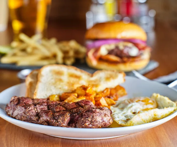 Bife Ovos Café Manhã Com Torradas Batatas Estilo Caseiro Restaurante — Fotografia de Stock