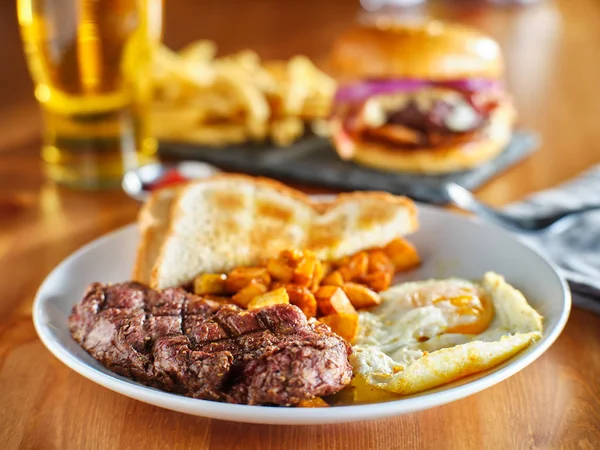 Filete Huevos Desayuno Con Tostadas Papas Caseras Restaurante — Foto de Stock