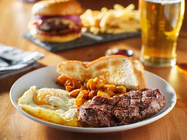 Steak Und Eier Frühstück Mit Toast Und Hausmannskartoffeln Restaurant — Stockfoto