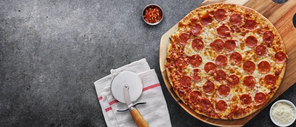 Pizza Salame Piccante Tavola Portata Legno Abbattuta Dall Alto Con — Foto Stock