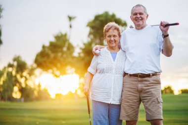 emekli Golf oynamak mutlu kıdemli çift portre