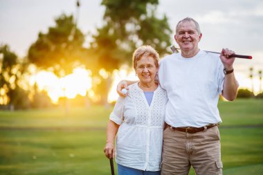 aktif Golf oynarken mutlu kıdemli çift portre