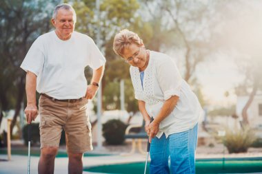 evli yaşlı çift birlikte Mini Golf oynarken emekli