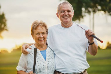 aktif Golf oynarken mutlu kıdemli çift portre