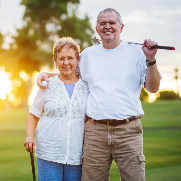 引退を楽しんでゴルフをするハッピーシニアカップルの肖像 — ストック写真