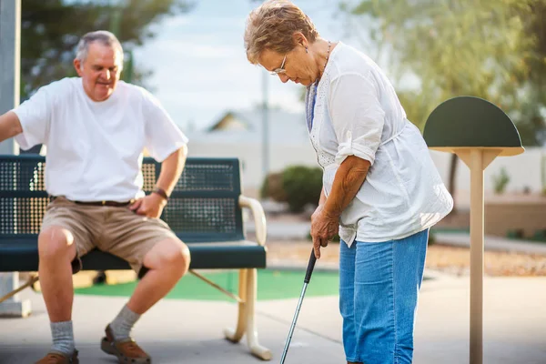 Pensionerad Senior Par Spelar Minigolf Tillsammans — Stockfoto