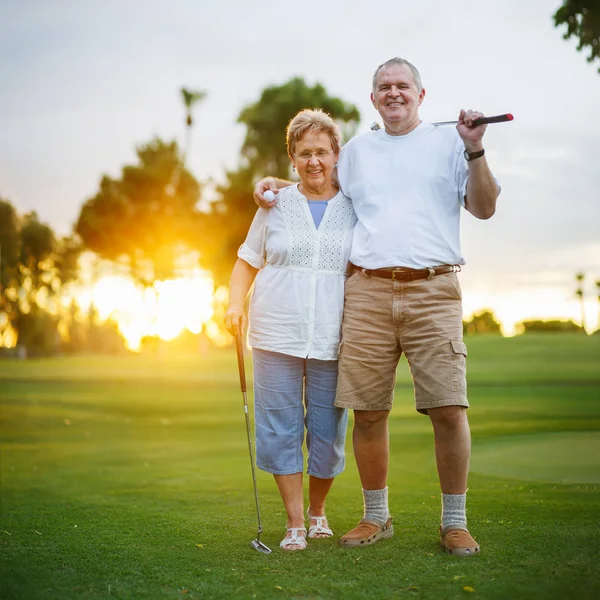 Senioren Paar Spielt Gemeinsam Golf — Stockfoto