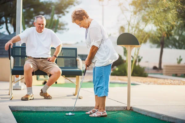 Minyatür Golf oynarken kıdemli çift