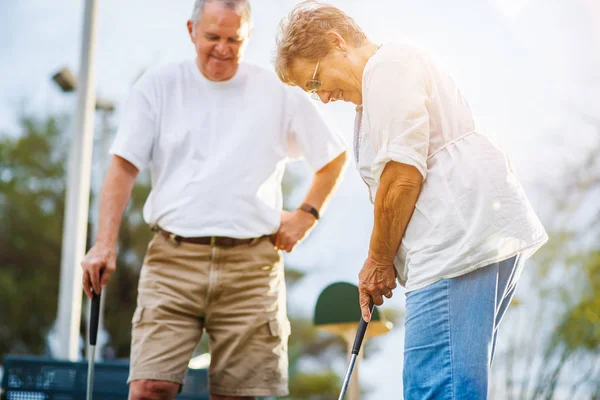 Retired Lifestyle Senior Couple Playing Mini Golf — Stock Photo, Image