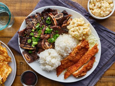 tavuk katsu karışımı ile hawaiian barbekü plaka, kore kalbi sığır kısa kaburga, pirinç, ve makarna salatası havai kompozisyon