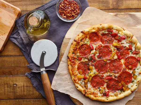 Pfefferoni Pizza Auf Hölzernem Serviertablett Mit Ausstecher Flache Lagezusammensetzung — Stockfoto