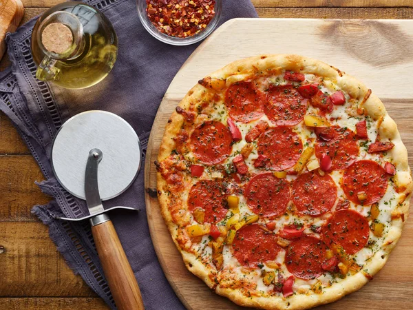 Pizza Salame Piccante Vassoio Servizio Legno Con Composizione Posata Piatta — Foto Stock