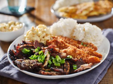 tavuk katsu karışımı ile hawaiian barbekü plaka, kore kalbi sığır kısa kaburga, pirinç ve makarna salatası