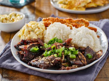 tavuk katsu karışımı ile hawaiian barbekü plaka, kore kalbi sığır kısa kaburga, pirinç ve makarna salatası