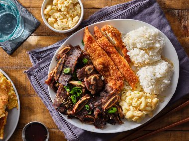 tavuk katsu karışımı ile hawaiian barbekü plaka, kore kalbi sığır kısa kaburga, pirinç, ve makarna salatası havai kompozisyon