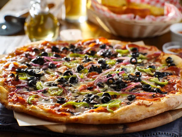 Smakelijke Supreme Pizza Met Olijven Paprika Uien Worst — Stockfoto