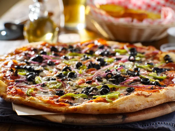 Smakelijke Supreme Pizza Met Olijven Paprika Uien Worst — Stockfoto
