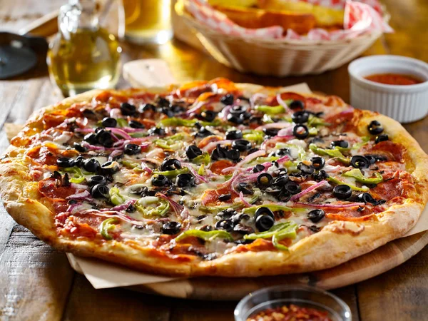 Gustosa Pizza Suprema Con Olive Peperoni Cipolle Salsiccia — Foto Stock