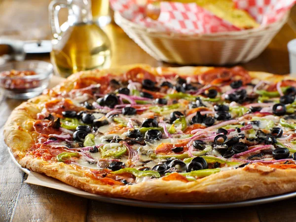 Sabrosa Pizza Suprema Con Aceitunas Pimientos Cebollas Salchichas —  Fotos de Stock