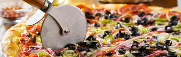 Saborosa Pizza Suprema Com Azeitonas Pimentas Cebola Salsicha Panorama — Fotografia de Stock