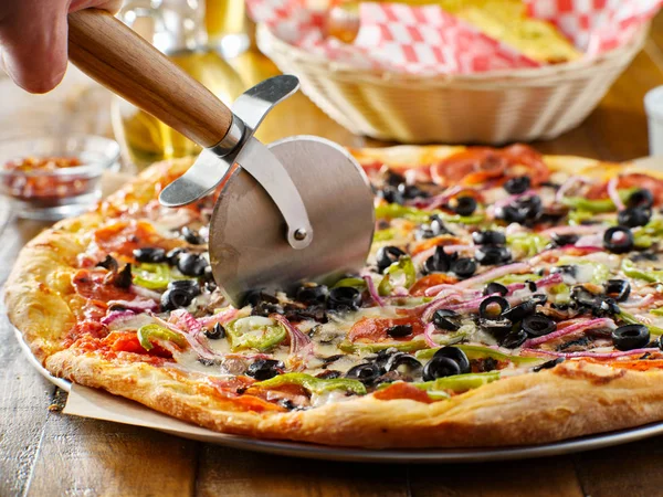 Smakelijke Supreme Pizza Met Olijven Paprika Uien Worst — Stockfoto
