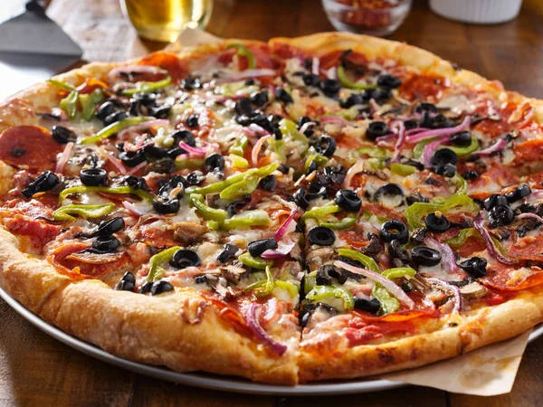 Leckere Pizza Mit Oliven Paprika Zwiebeln Und Wurst — Stockfoto