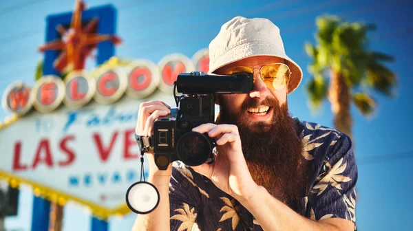 Retro Turist Med Talskamera Framför Las Vegas Tecken — Stockfoto