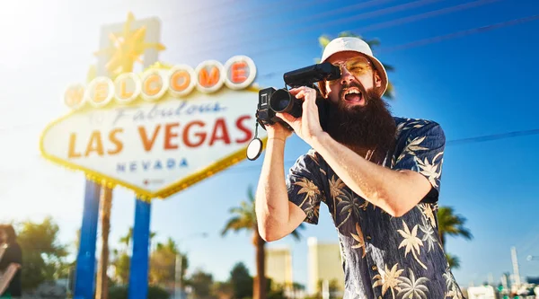 Retro Turist Vegas Med Talskamera Framför Skylt — Stockfoto