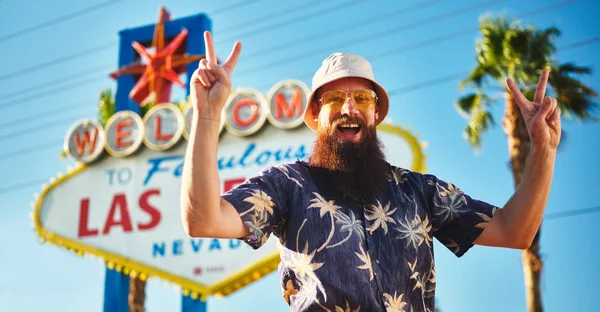 Retro Turist Gör Fred Tecken Framför Välkommen Till Las Vegas — Stockfoto