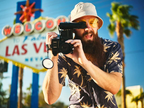 Retro Turist Vegas Med Talskamera Framför Skylt — Stockfoto