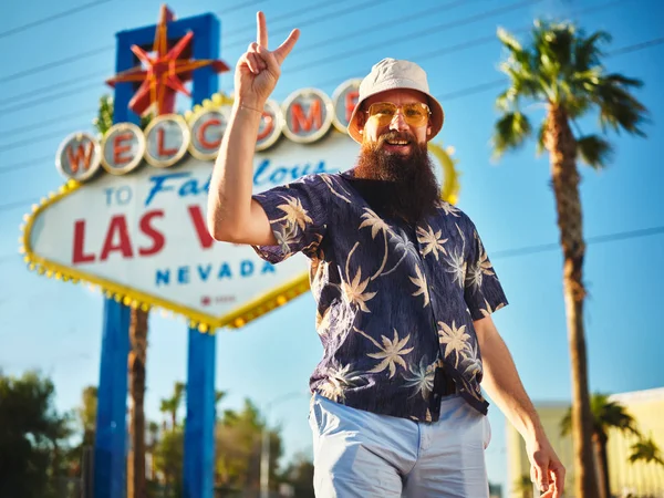 Retro Turist Gör Fred Tecken Framför Välkommen Till Las Vegas — Stockfoto