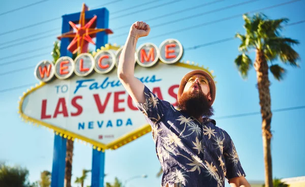 Turista Retro Camisa Hawaiana Animando Delante Bienvenida Las Vegas Signo —  Fotos de Stock