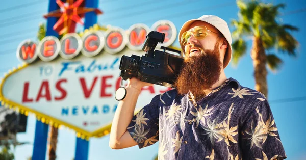 Retro Turist Med Tals Vintage Videokamera Stående Framför Las Vegas — Stockfoto