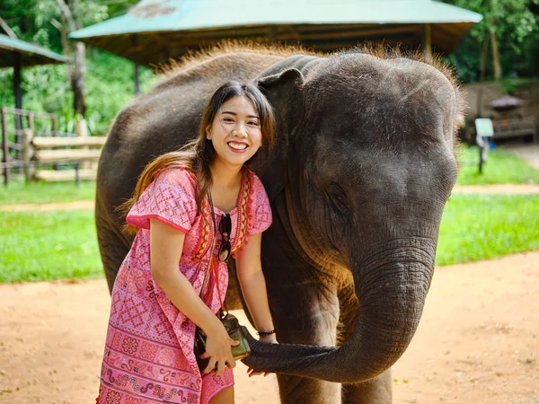 Turista Tailandês Fêmea Divertindo Com Elefante Bebê Santuário Tailândia — Fotografia de Stock