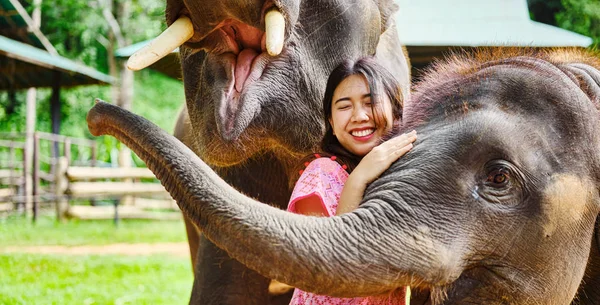 Tayland Bebek Anne Fillerle Eğlenen Dişi Tayland Turisti — Stok fotoğraf