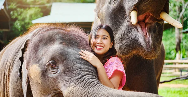 Tayland Bebek Anne Fillerle Eğlenen Dişi Tayland Turisti — Stok fotoğraf