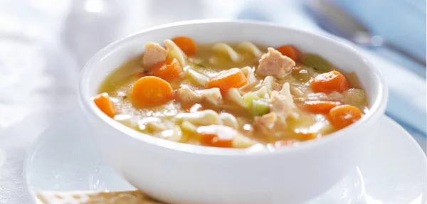 Chicken noodle soup with crackers — Stock Photo, Image