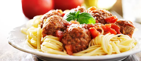 Spaghetti e polpette di carne con contorno di basilico — Stockfoto