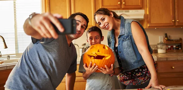 Οικογένεια Που Βγάζει Selfie Jack Lantern Για Halloween — Φωτογραφία Αρχείου