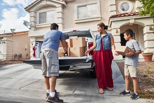 Hispánská Rodina Vykládka Pickup Stěhování Nového Domu Las Vegas — Stock fotografie