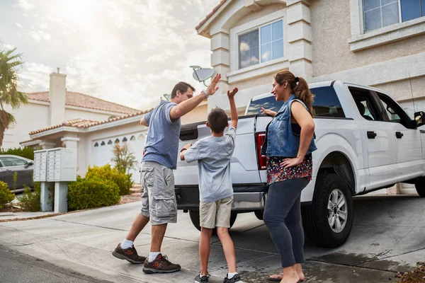 Hispanic Family Loading Luggage Back Pickup Truck Front House Travel — Stock Photo, Image