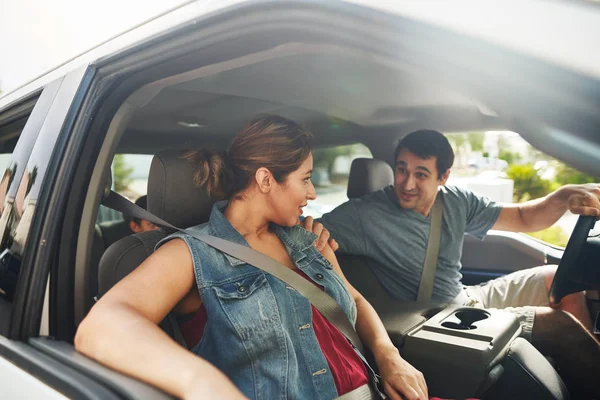 Hispanic Familie Met Moeder Vader Zoon Zitten Vrachtwagen Kijken Buiten — Stockfoto