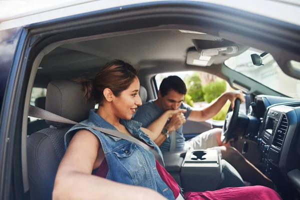 Hispanic Familie Met Moeder Vader Zoon Zitten Vrachtwagen Kijken Buiten — Stockfoto