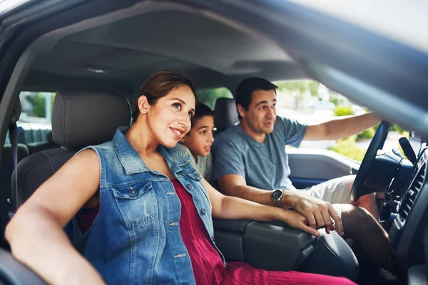 Hispanic Familie Met Moeder Vader Zoon Zitten Vrachtwagen Kijken Buiten — Stockfoto