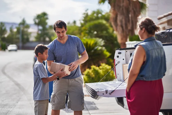 Famiglia Ispanica Trasferisce Scatole Fuori Dal Pick Casa — Foto Stock