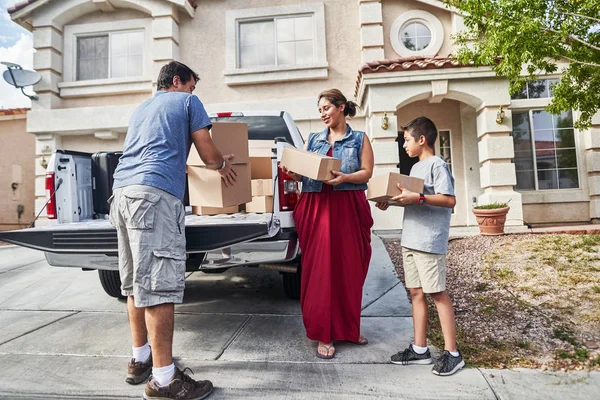 Hispanic Familj Lossa Pickup Lastbil Och Flytta Nytt Hus Las — Stockfoto