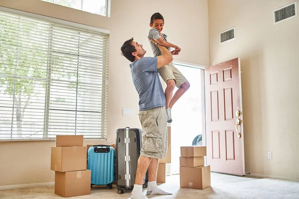 Kutuları Taşıdıktan Sonra Mutlu Bir Baba Oğlunu Yeni Bir Eve — Stok fotoğraf