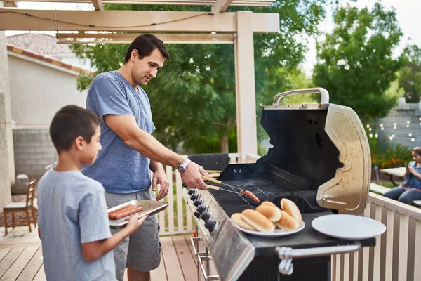 Vader Zoon Grillen Hotdogs Samen Achtertuin Gas Grill — Stockfoto