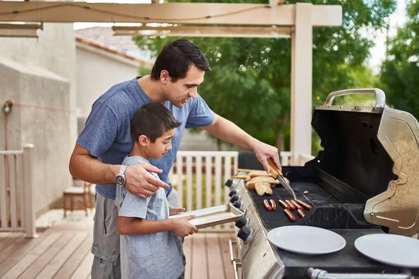 Vader Onderwijs Zoon Hoe Naar Grill Hotdogs Bonding — Stockfoto