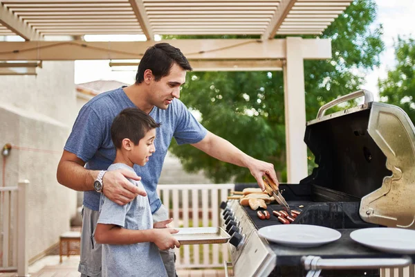 Vader Onderwijs Zoon Hoe Naar Grill Hotdogs Bonding — Stockfoto